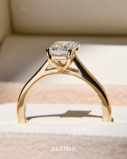 Anillo de Compromiso Alina con Diamante Corte Esmeralda