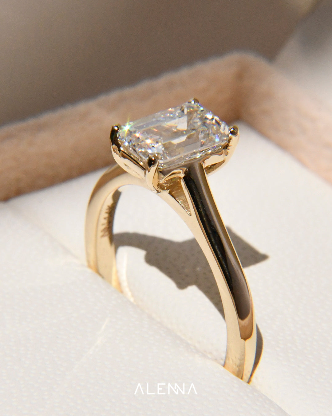 Anillo de Compromiso Alina con Diamante Corte Esmeralda