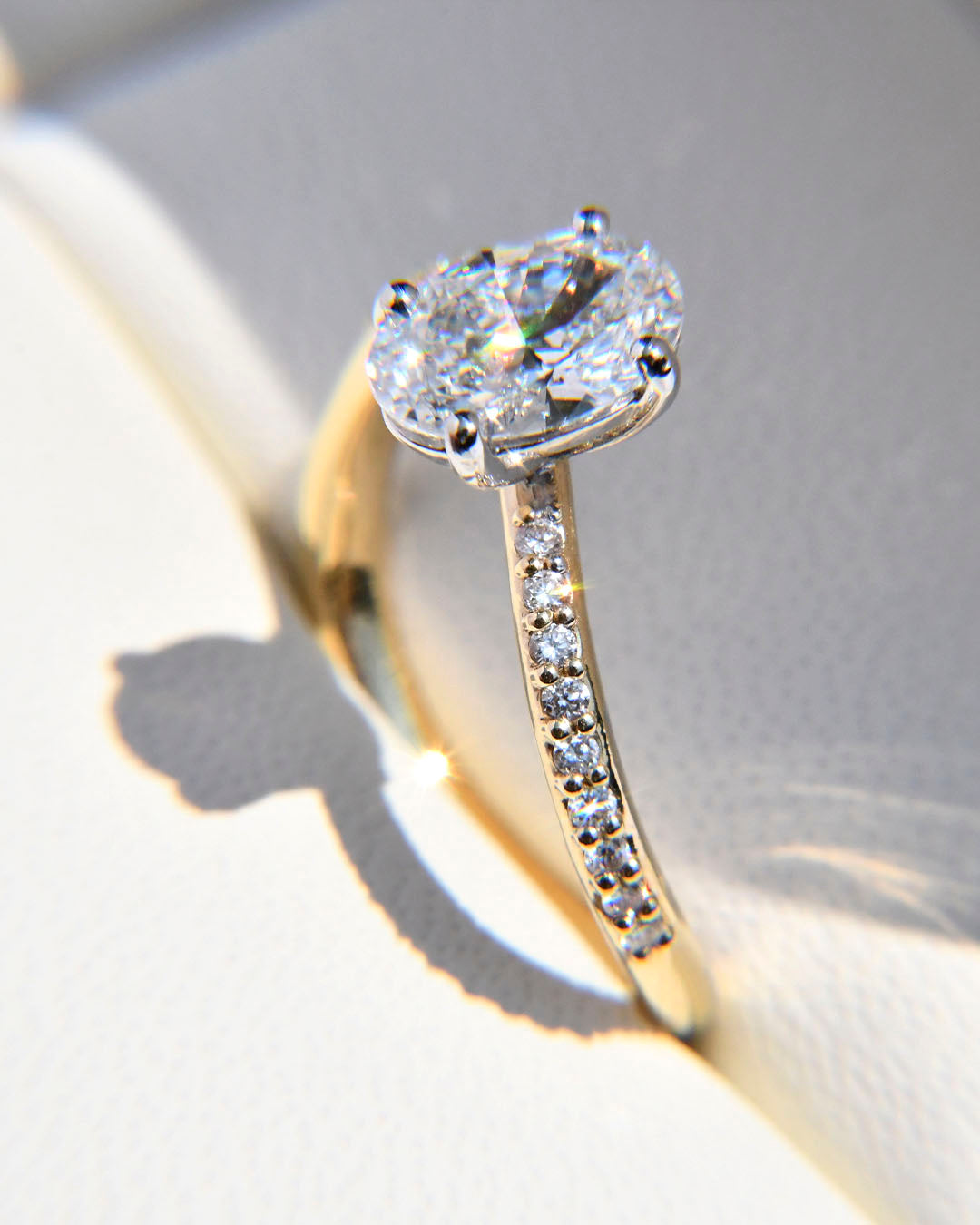 Anillo de Compromiso Elianna con Diamante Redondo y Diamantes Redondos