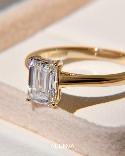 Anillo de Compromiso Alina con Diamante Corte Esmeralda