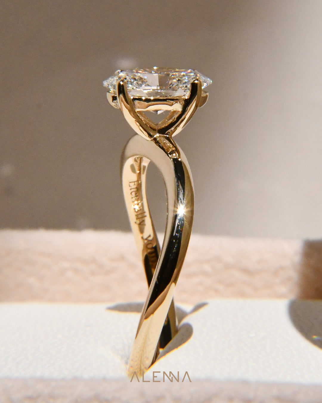 Anillo de Compromiso Harumi Infinito con Diamante Oval