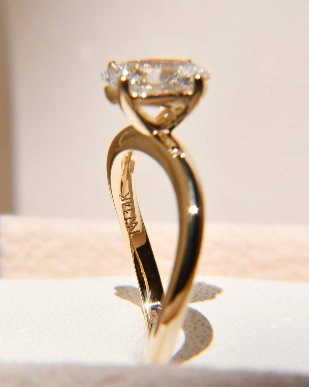 Anillo de Compromiso Harumi Infinito con Diamante Oval