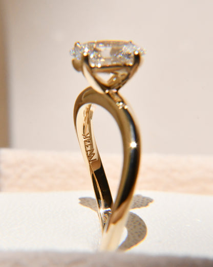 Anillo de Compromiso Harumi Infinito con Diamante Oval