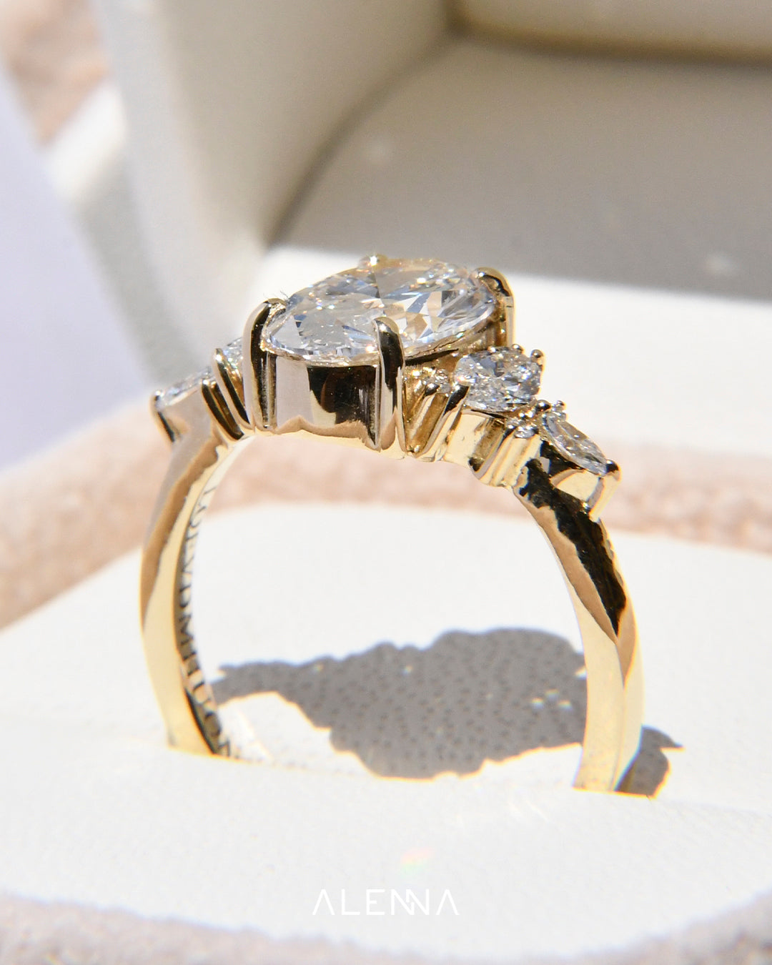 Anillo de Compromiso Kairi con Diamante Oval y Diamantes Laterales