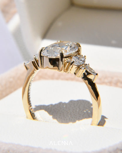 Anillo de Compromiso Kairi con Diamante Oval y Diamantes Laterales