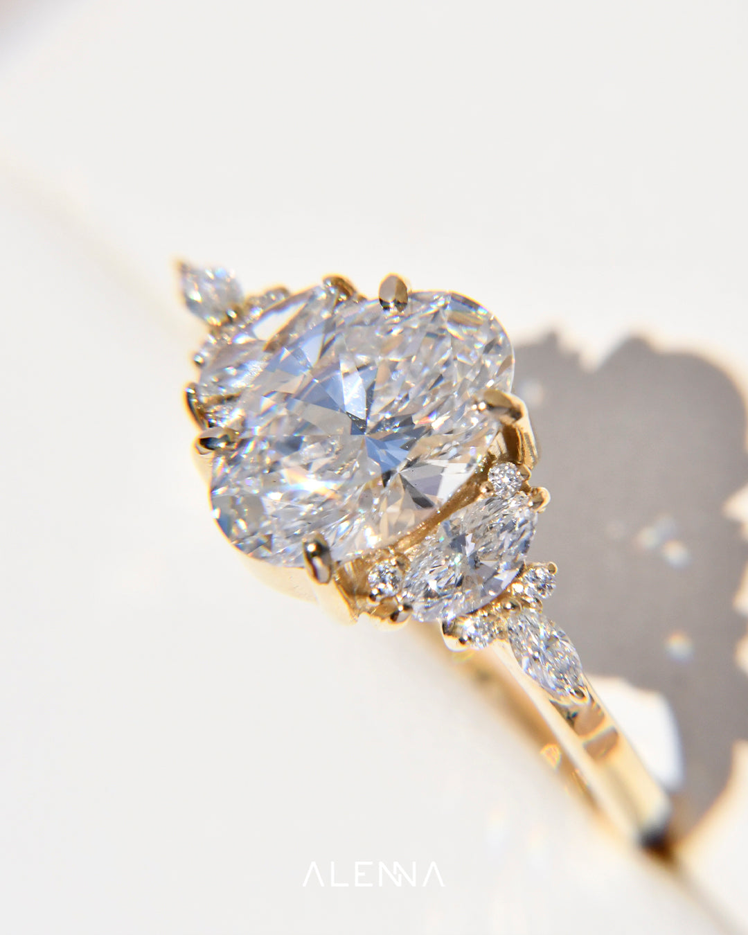 Anillo de Compromiso Kairi con Diamante Oval y Diamantes Laterales