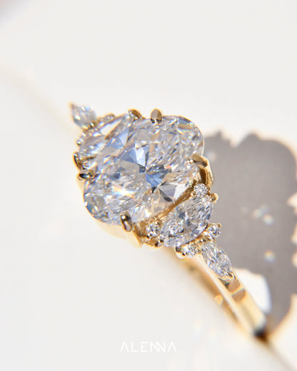 Anillo de Compromiso Kairi con Diamante Oval y Diamantes Laterales