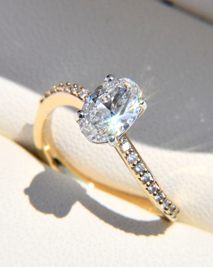 Anillo de Compromiso Elianna con Diamante Redondo y Diamantes Redondos