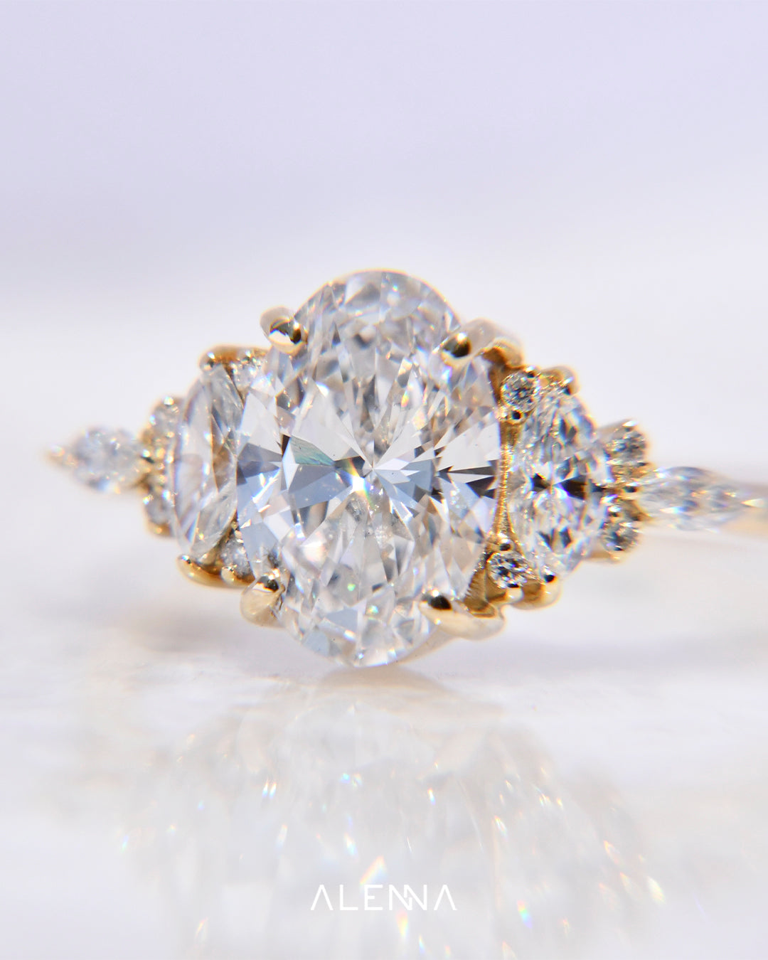 Anillo de Compromiso Kairi con Diamante Oval y Diamantes Laterales