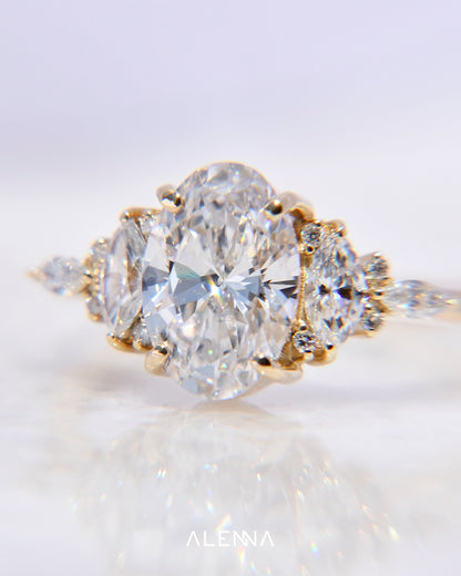 Anillo de Compromiso Kairi con Diamante Oval y Diamantes Laterales