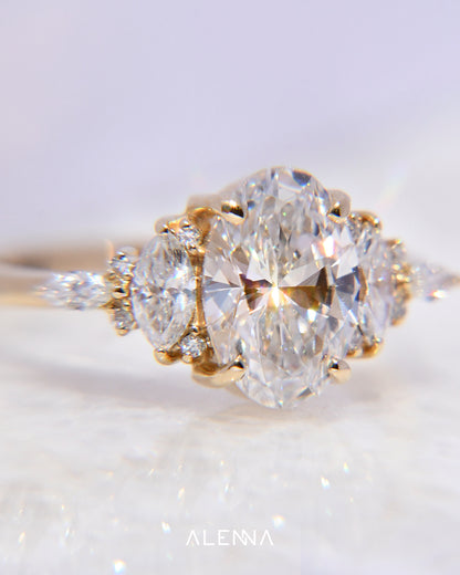 Anillo de Compromiso Kairi con Diamante Oval y Diamantes Laterales