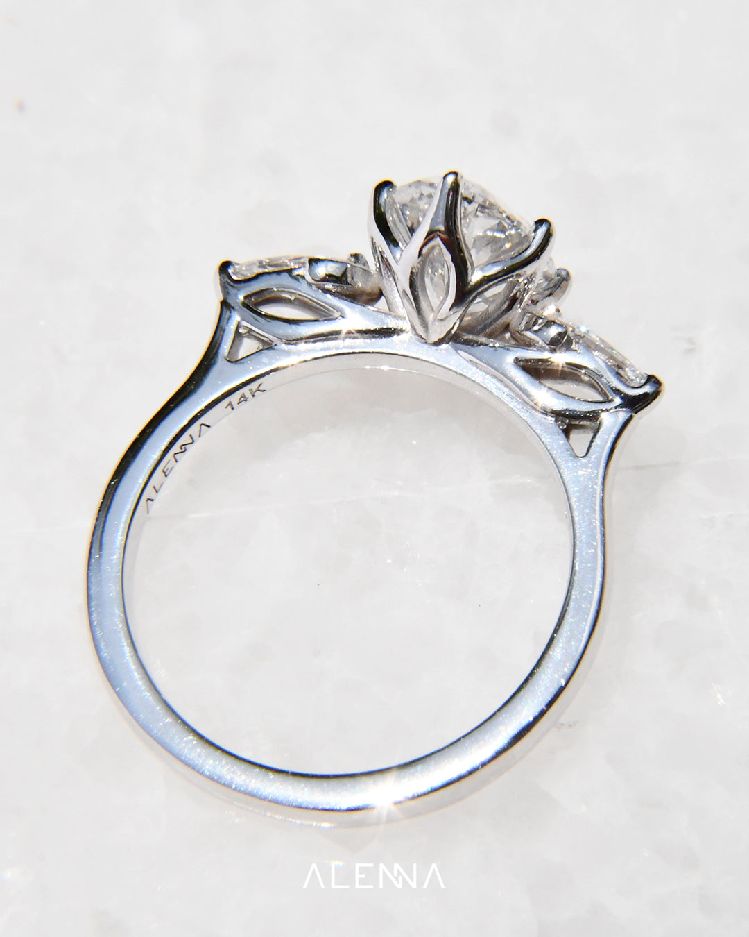 Anillo de Compromiso Sheyla con Diamante Corte Oval