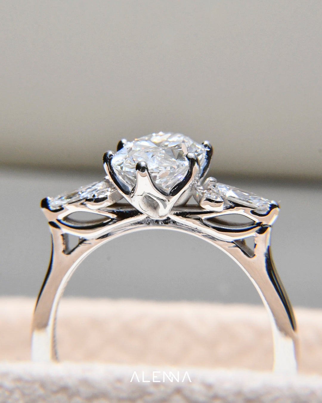 Anillo de Compromiso Sheyla con Diamante Corte Oval