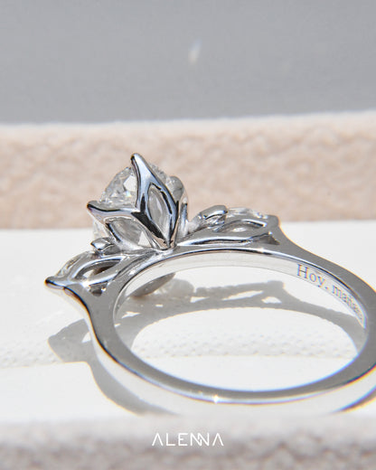 Anillo de Compromiso Sheyla con Diamante Corte Oval