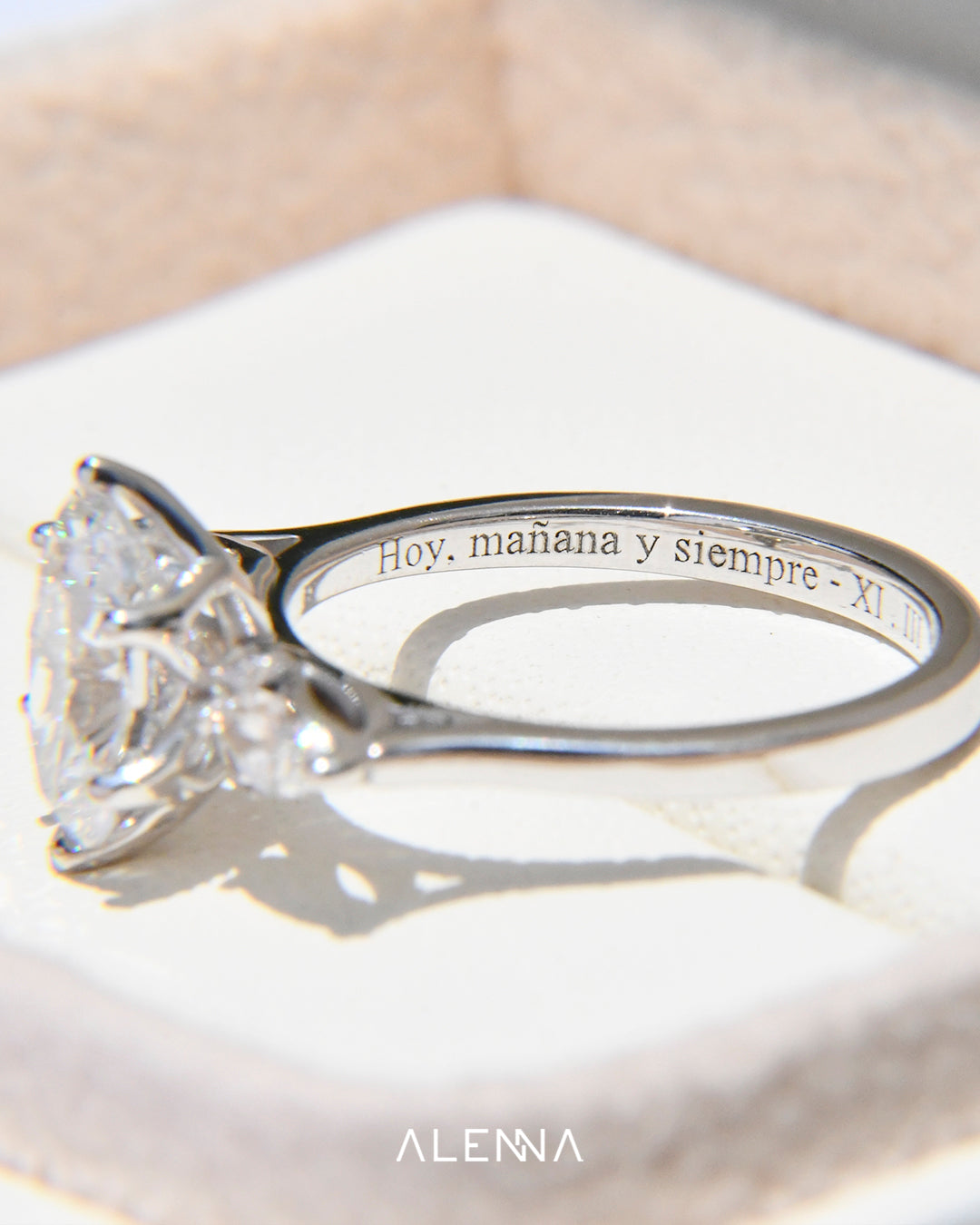 Anillo de Compromiso Sheyla con Diamante Corte Oval