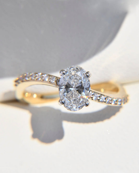 Anillo de Compromiso Elianna con Diamante Redondo y Diamantes Redondos