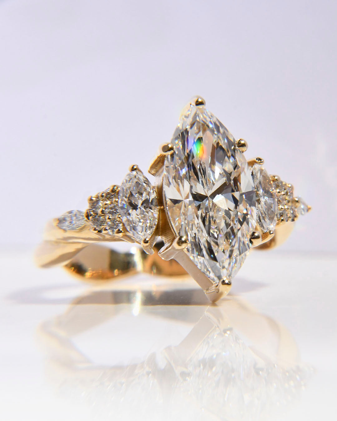 Anillo de Compromiso Seraphine con Diamante Marquise