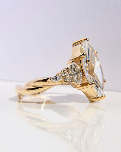 Anillo de Compromiso Seraphine con Diamante Marquise