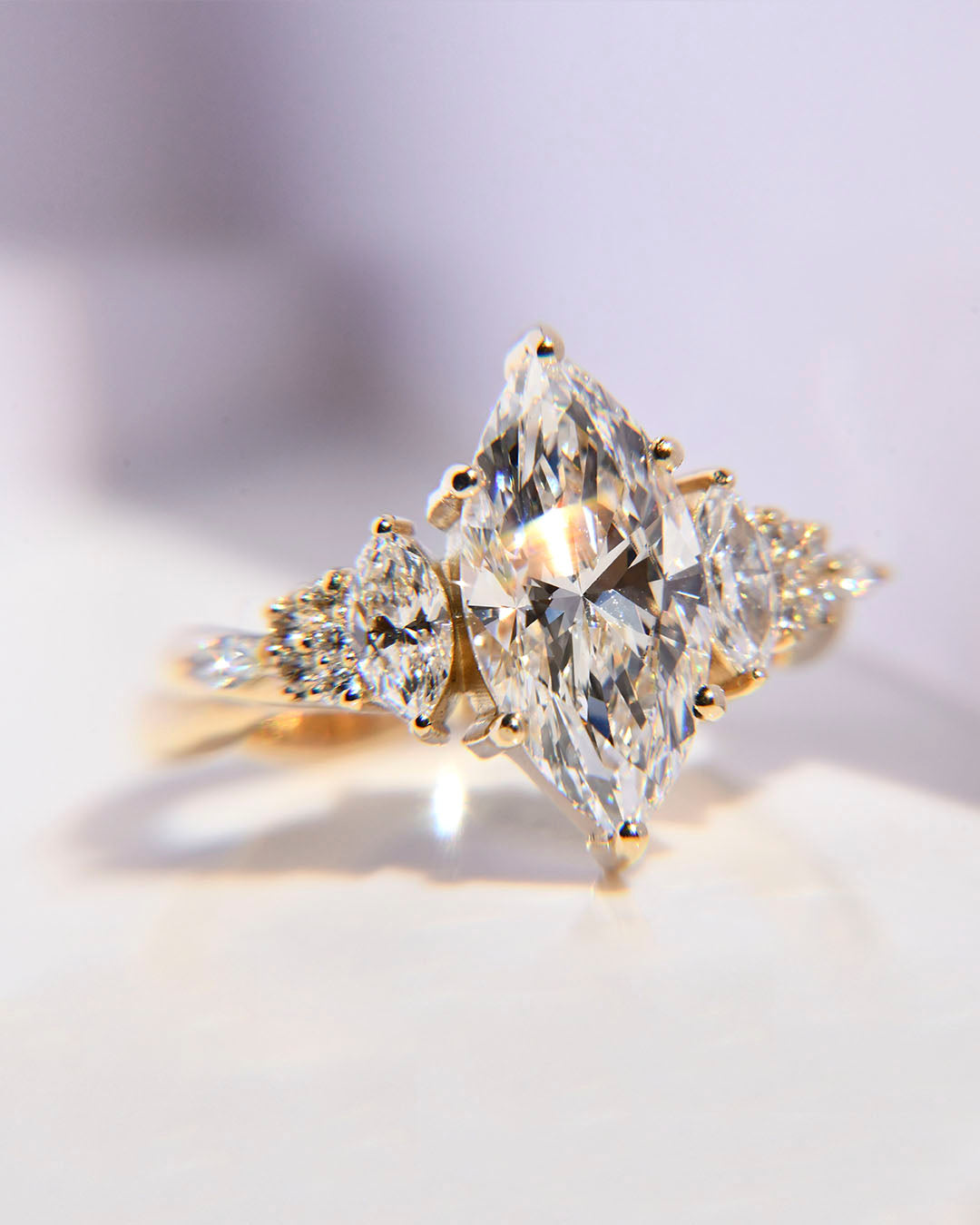Anillo de Compromiso Seraphine con Diamante Marquise