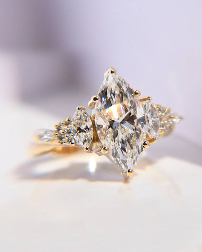Anillo de Compromiso Seraphine con Diamante Marquise