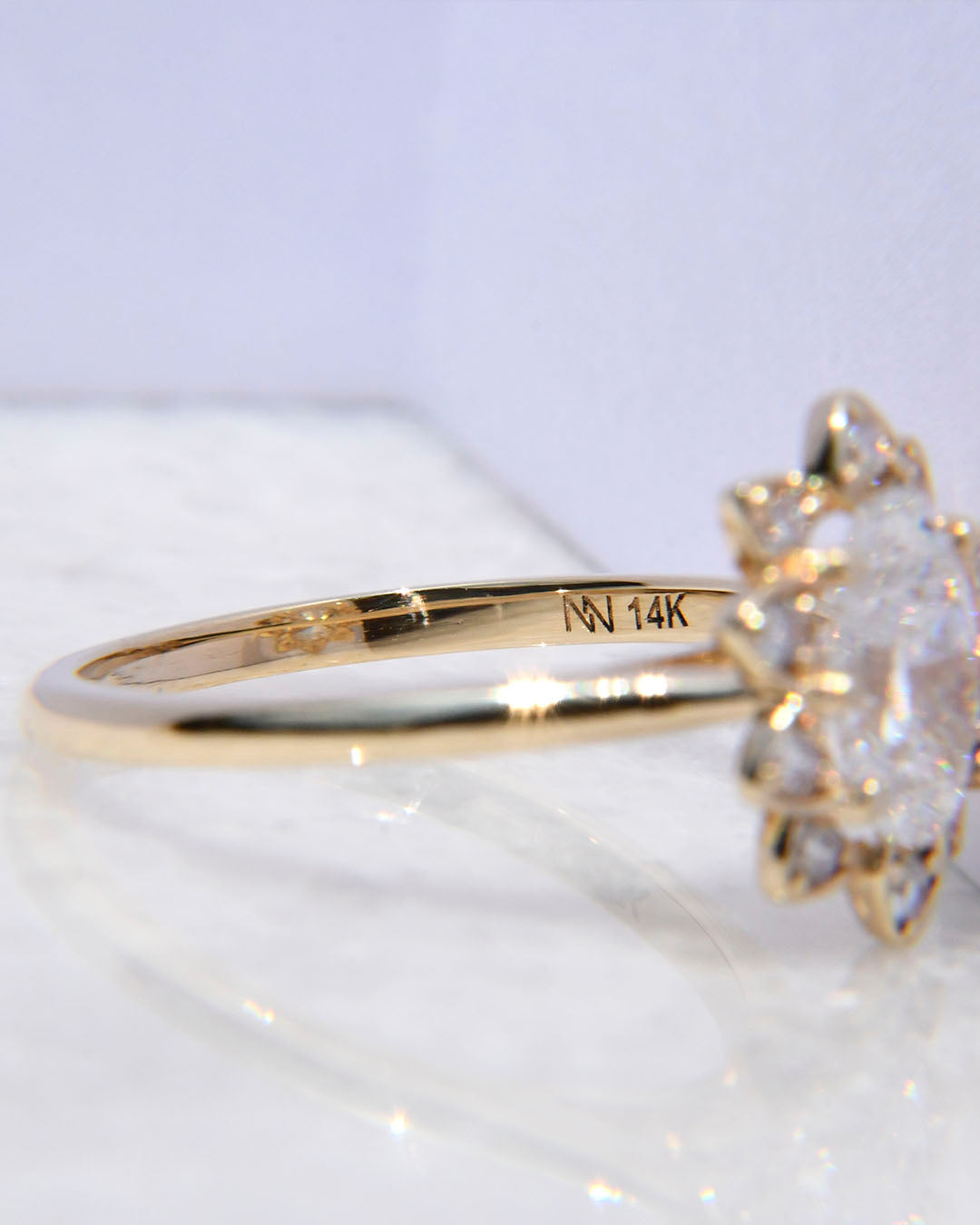 Anillo de Compromiso Mohsi con Diamante Corte Oval + Halo