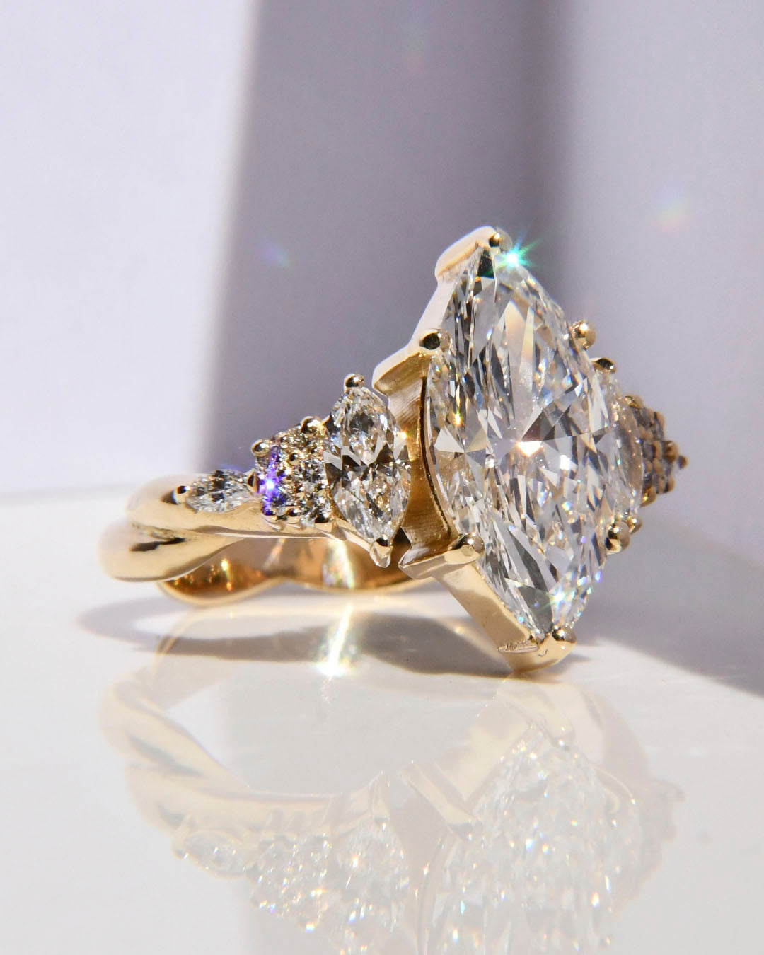 Anillo de Compromiso Seraphine con Diamante Marquise