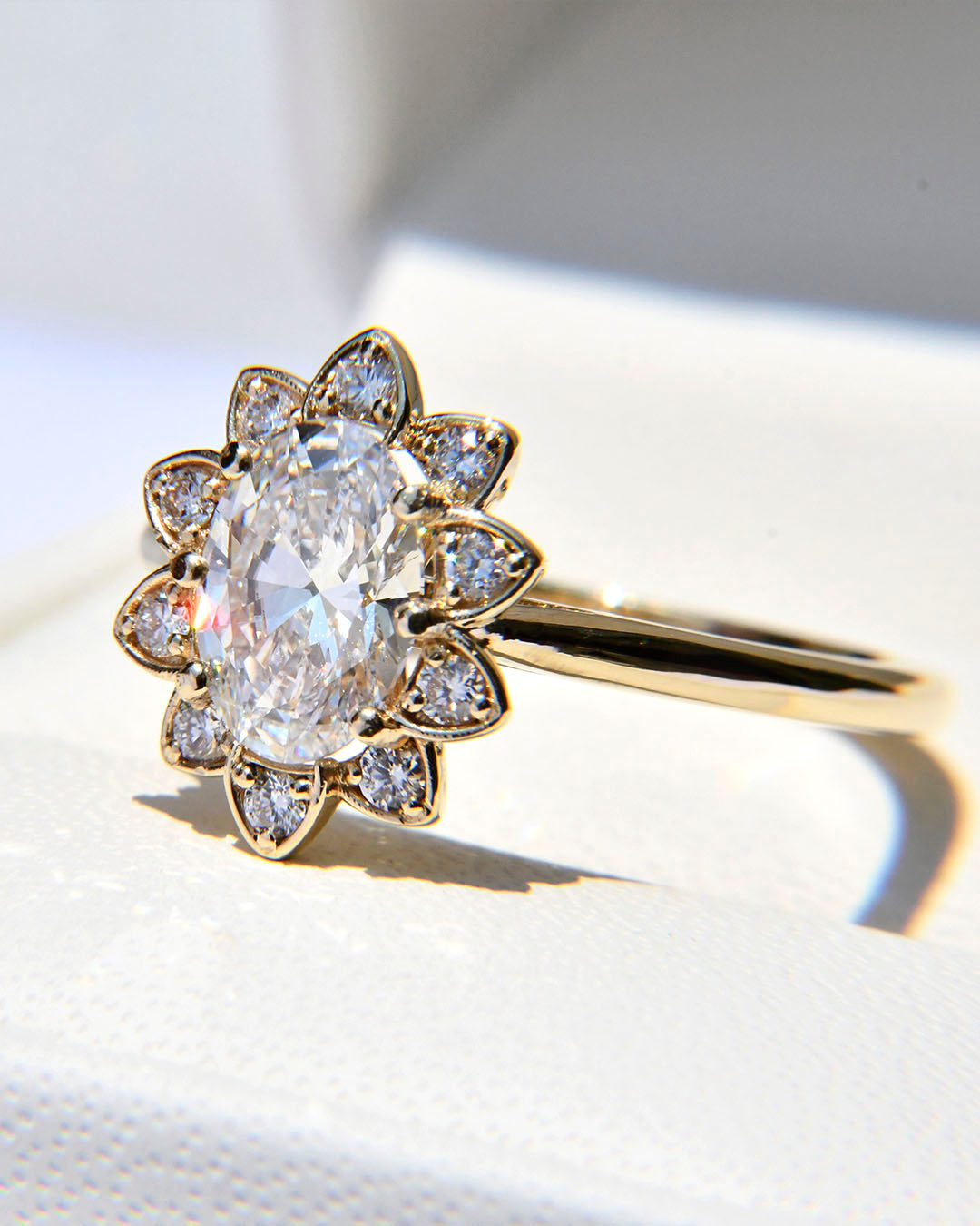 Anillo de Compromiso Mohsi con Diamante Corte Oval + Halo