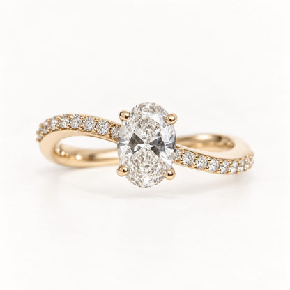 Anillo de Compromiso Elianna con Diamante Redondo y Diamantes Redondos