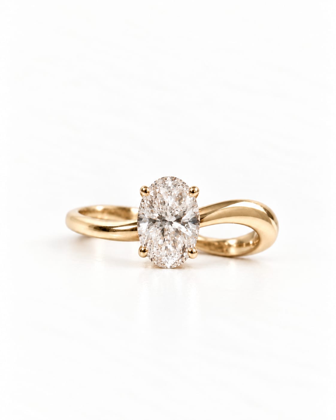 Anillo de Compromiso Harumi Infinito con Diamante Oval