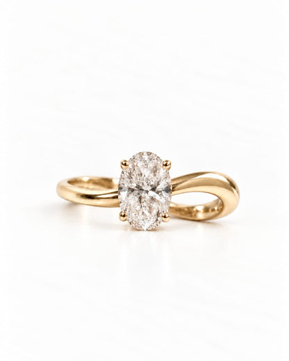Anillo de Compromiso Harumi Infinito con Diamante Oval