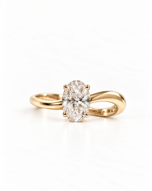 Anillo de Compromiso Harumi Infinito con Diamante Oval