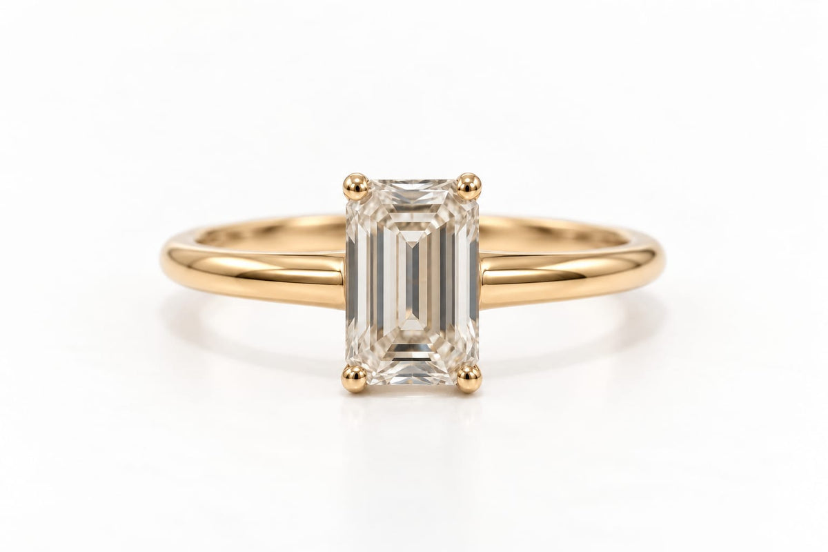 Anillo de Compromiso Alina con Diamante Corte Esmeralda