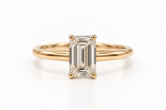 Anillo de Compromiso Alina con Diamante Corte Esmeralda