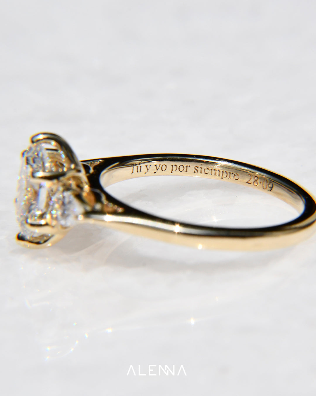 Anillo de Compromiso Yumi con Diamante Corte Oval