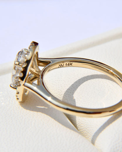 Anillo de Compromiso Arianna con Diamante Corte Oval + Halo