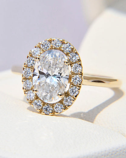 Anillo de Compromiso Arianna con Diamante Corte Oval + Halo