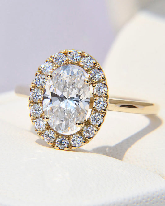 Anillo de Compromiso Arianna con Diamante Corte Oval + Halo