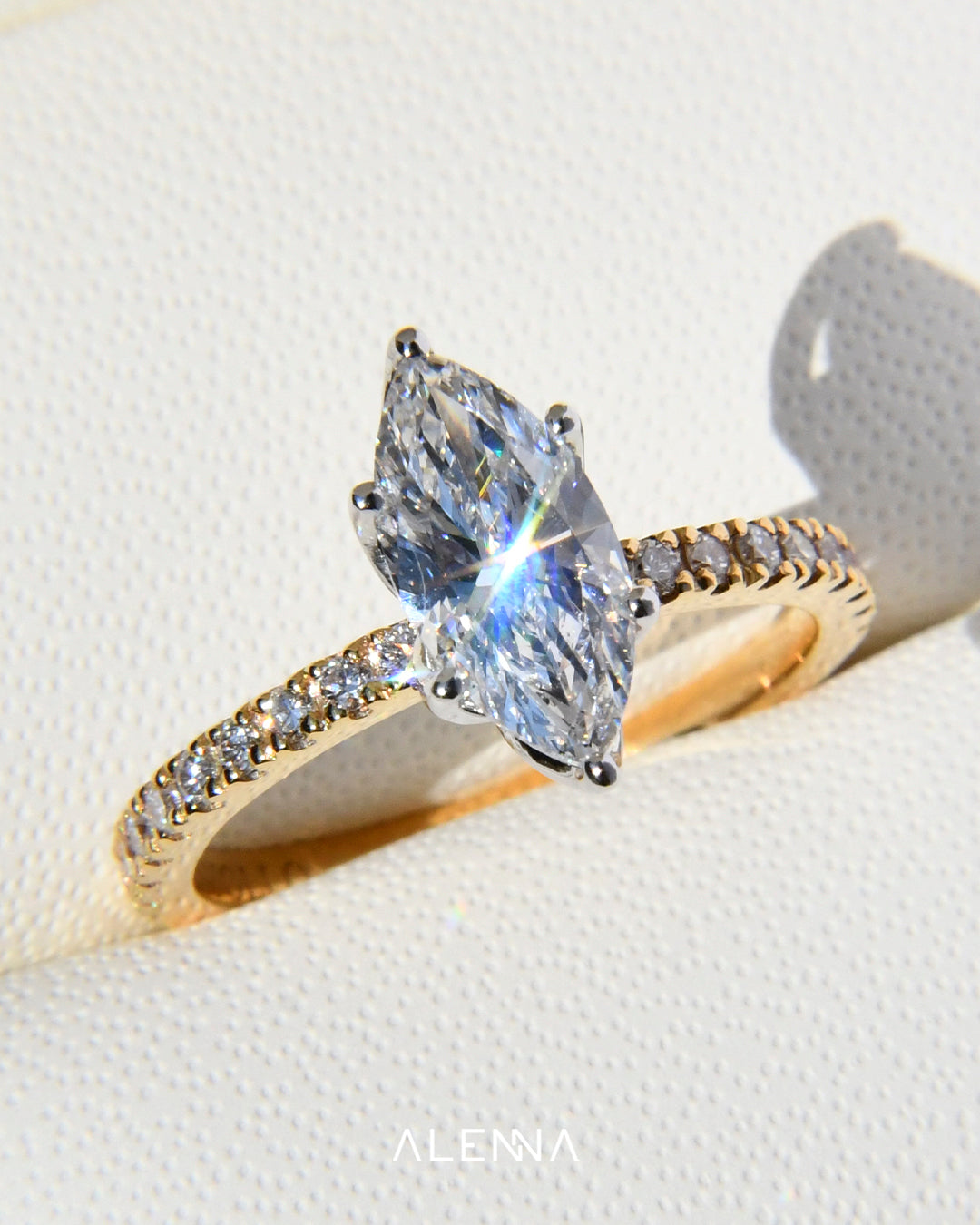 Anillo de Compromiso Akari con Diamante Marquise y Diamantes Redondos