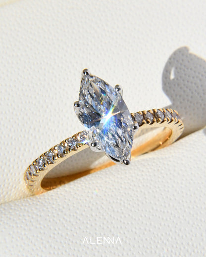 Anillo de Compromiso Akari con Diamante Marquise y Diamantes Redondos