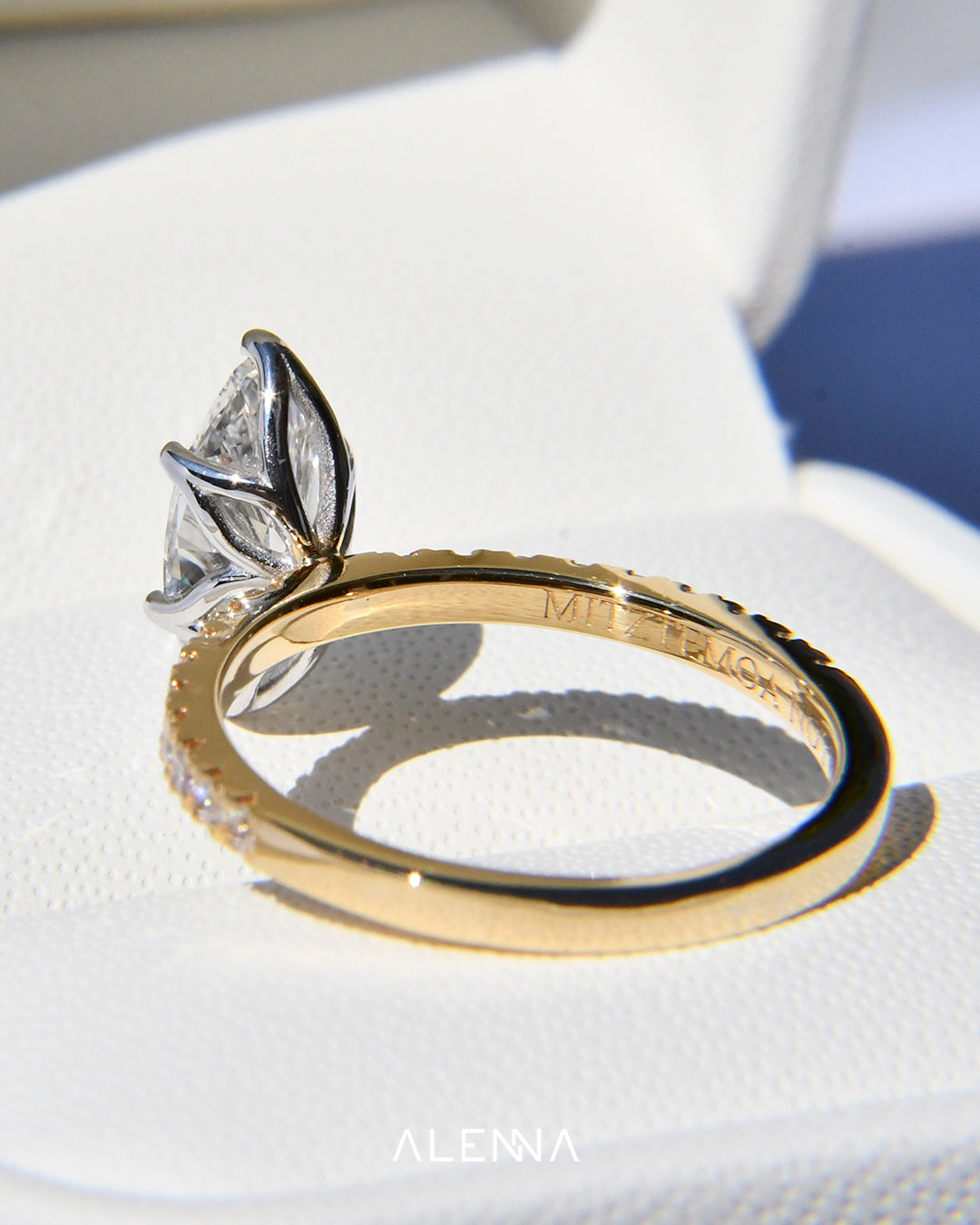 Anillo de Compromiso Akari con Diamante Marquise y Diamantes Redondos
