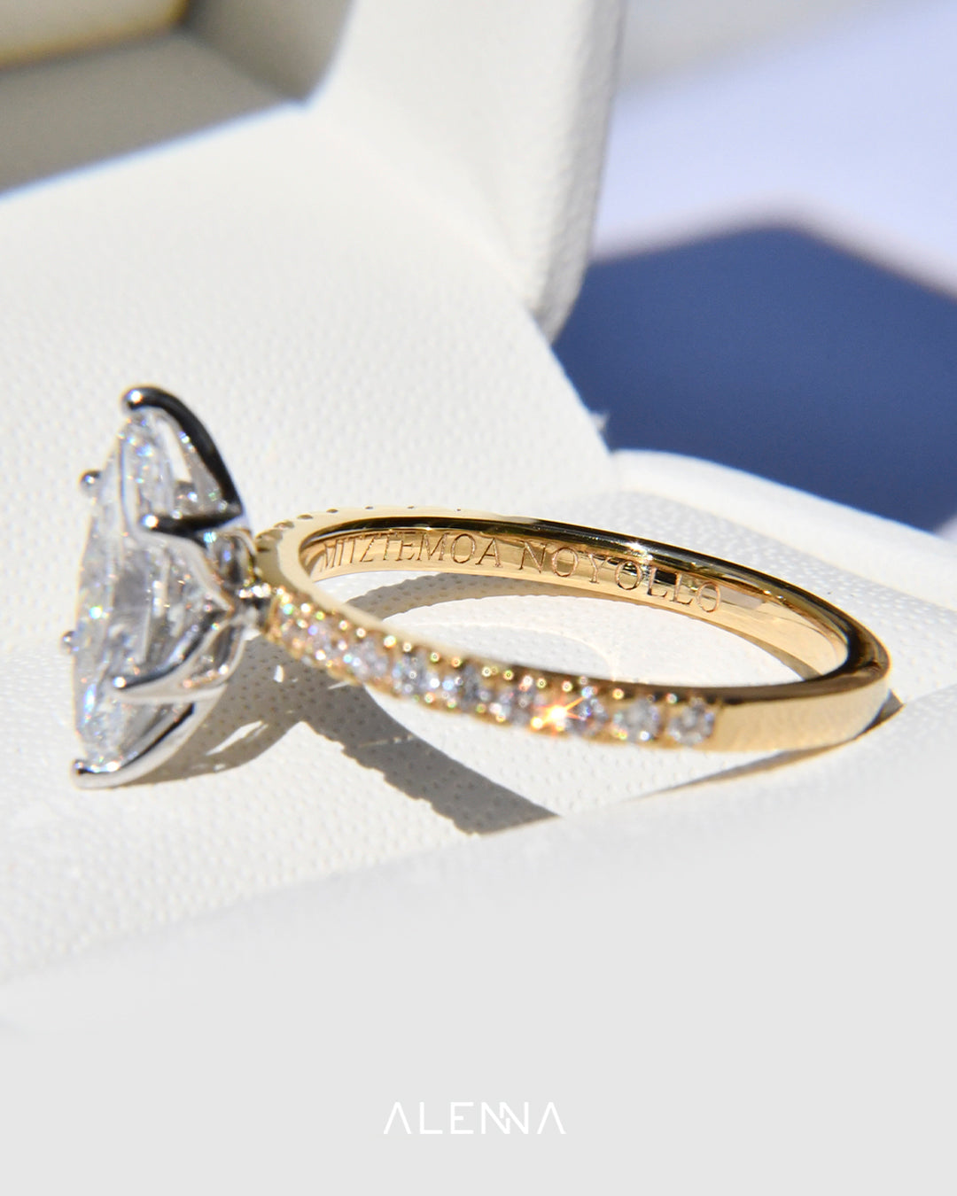 Anillo de Compromiso Akari con Diamante Marquise y Diamantes Redondos
