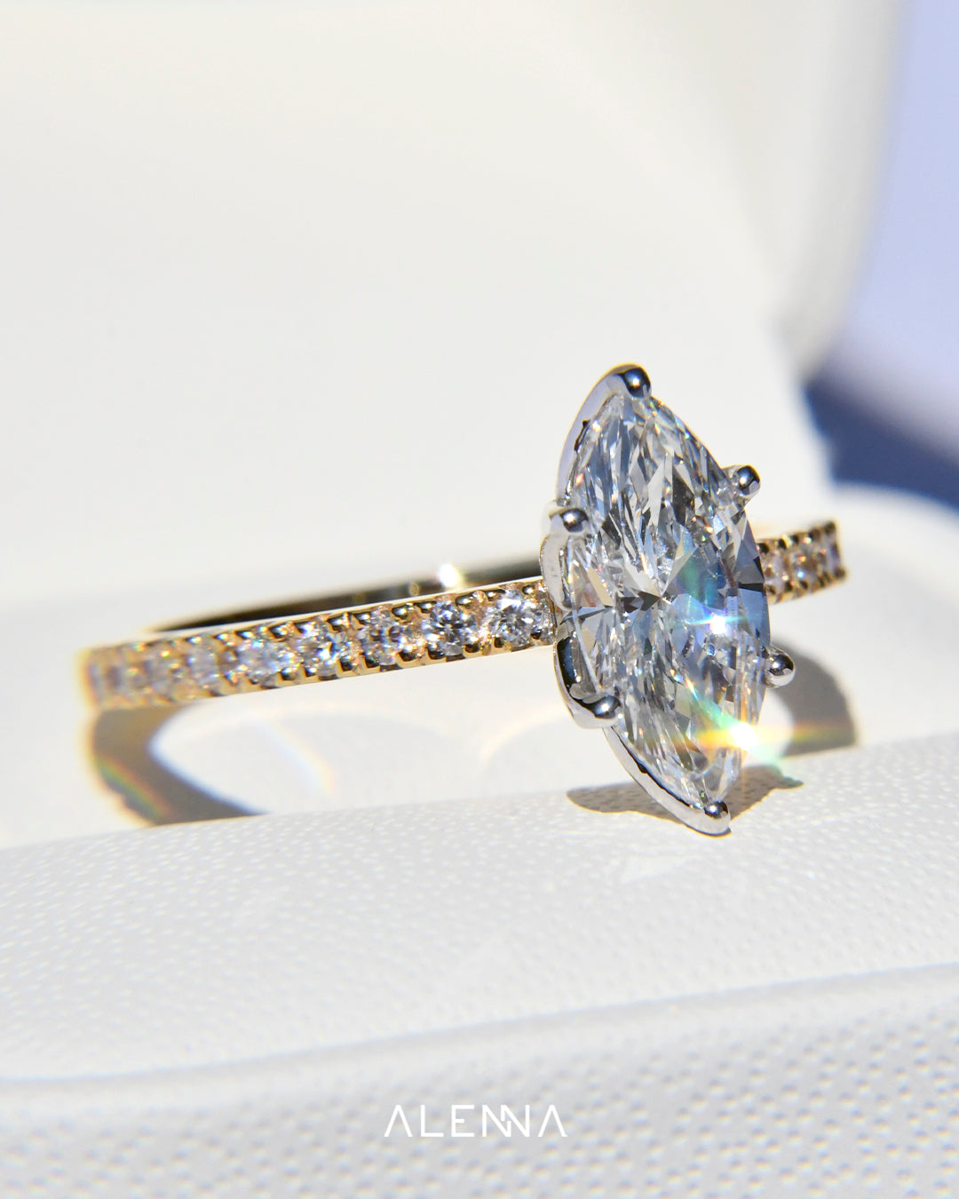 Anillo de Compromiso Akari con Diamante Marquise y Diamantes Redondos