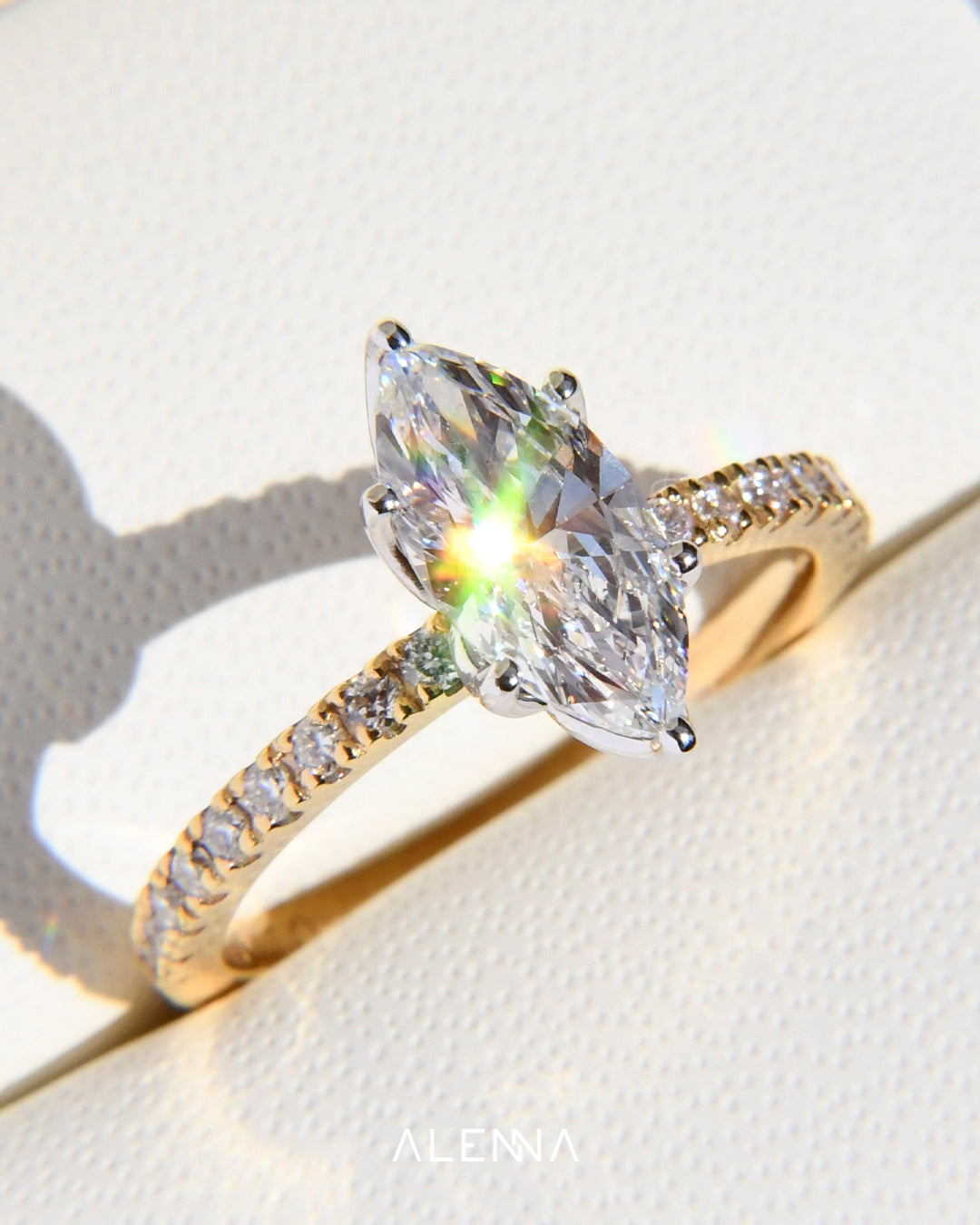 Anillo de Compromiso Akari con Diamante Marquise y Diamantes Redondos