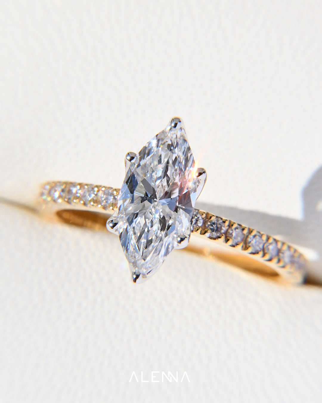 Anillo de Compromiso Akari con Diamante Marquise y Diamantes Redondos