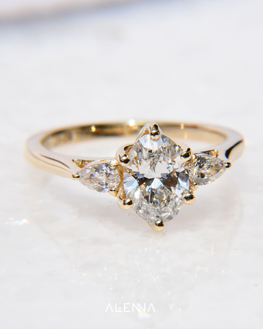 Anillo de Compromiso Yumi con Diamante Corte Oval