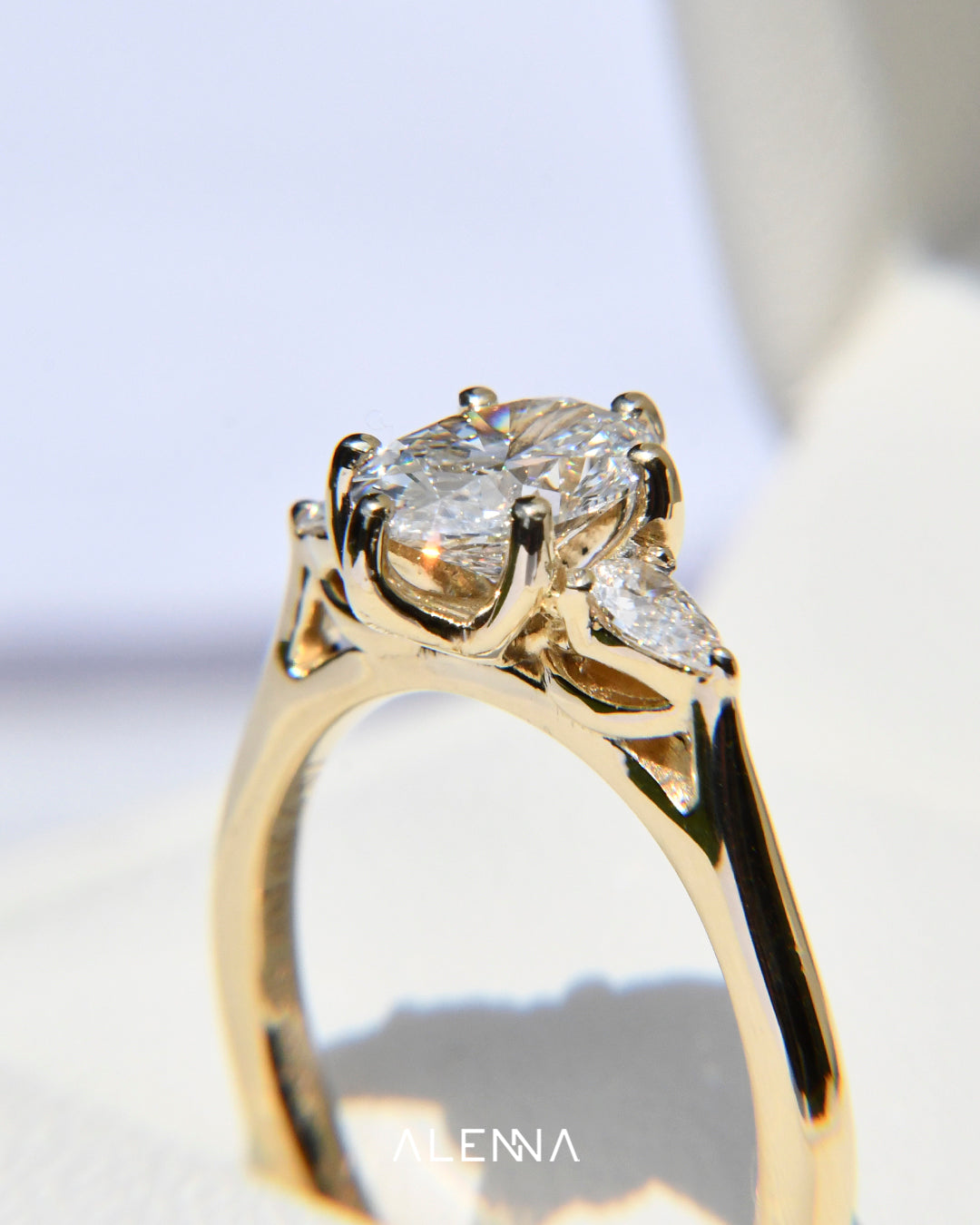 Anillo de Compromiso Yumi con Diamante Corte Oval
