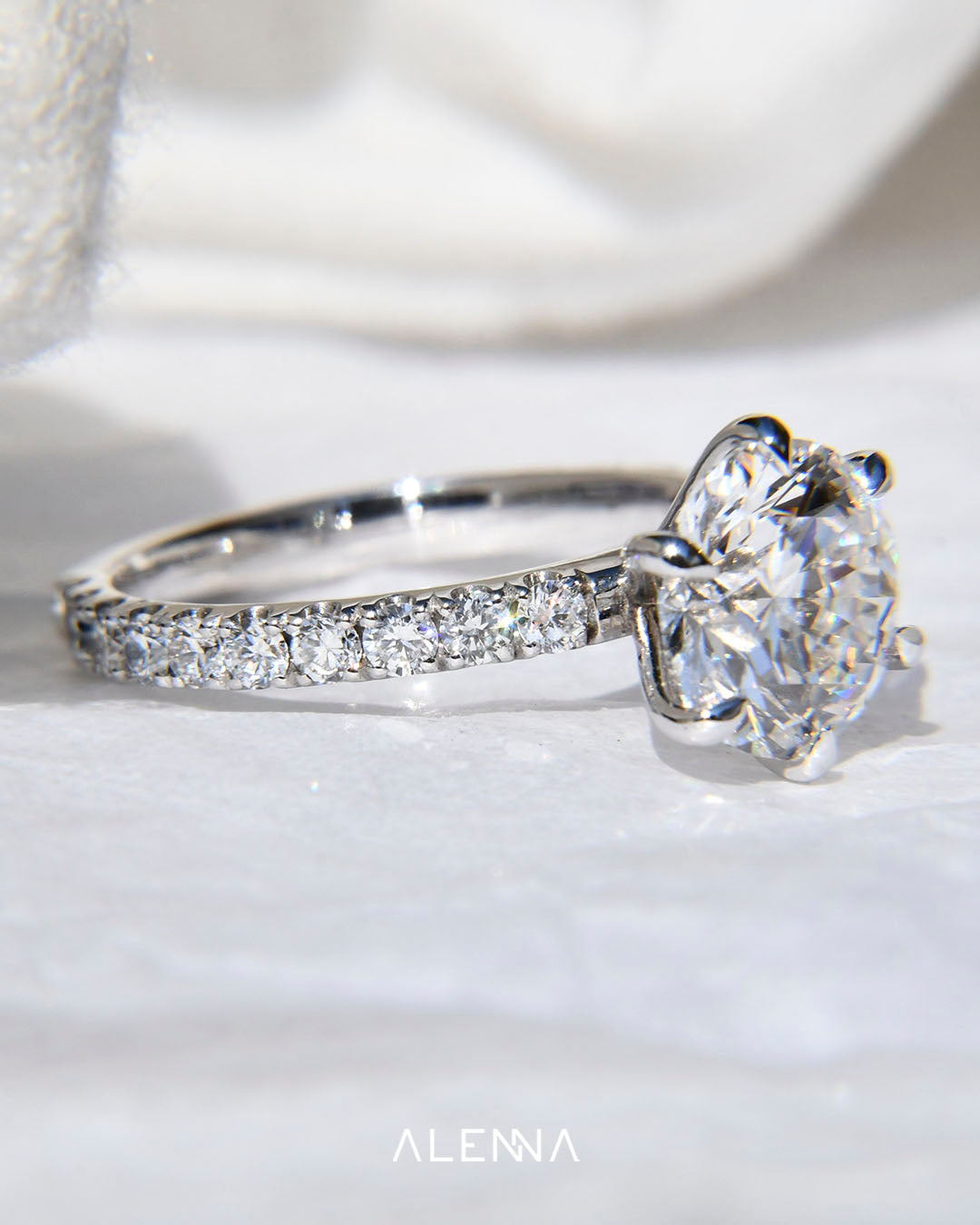 Anillo de Compromiso Natsuki con Diamante Corte Redondo