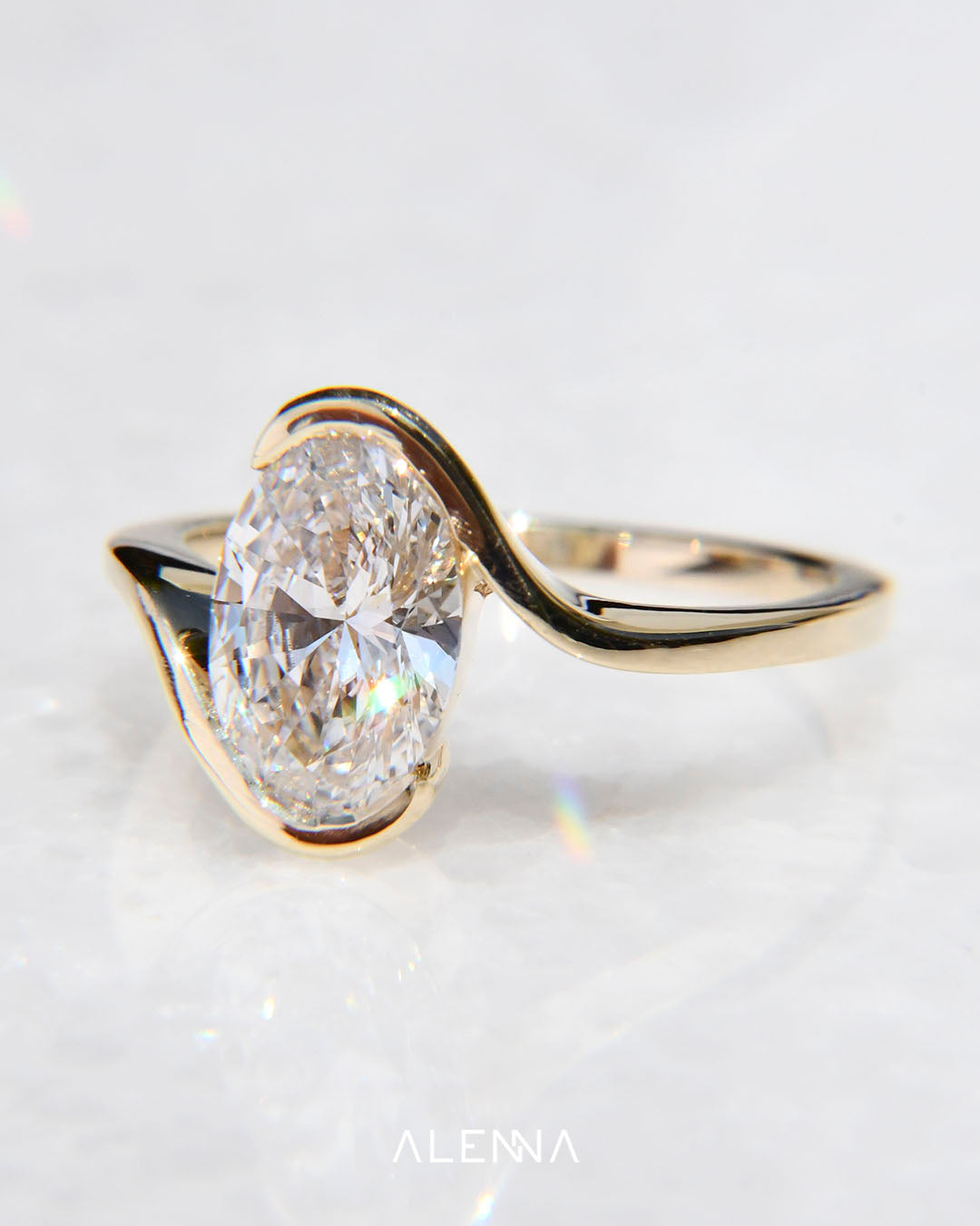 Anillo de Compromiso Mizuki con Diamante Oval