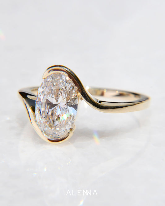Anillo de Compromiso Mizuki con Diamante Oval