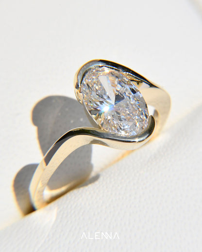 Anillo de Compromiso Mizuki con Diamante Oval